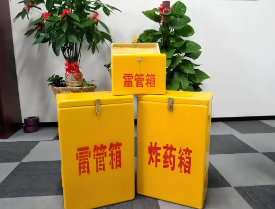 如东玻璃钢炸药箱与普通炸药箱有什么区别？