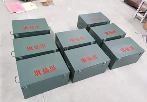 如东炸药箱和雷管箱一般是怎么存放的？